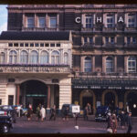 26 Stunning Color Photographs That Capture Street Scenes of London in the Early 1960s _CN