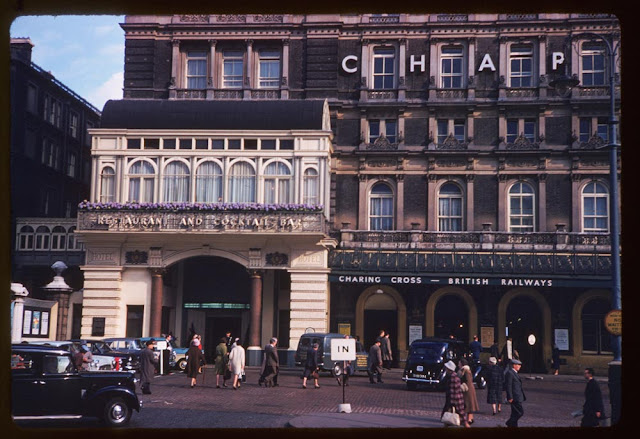 26 Stunning Color Photographs That Capture Street Scenes of London in the Early 1960s _CN