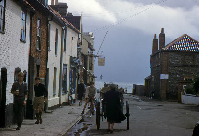 50 Amazing Color Photos Document Everyday Life of England in the 1950s _CN