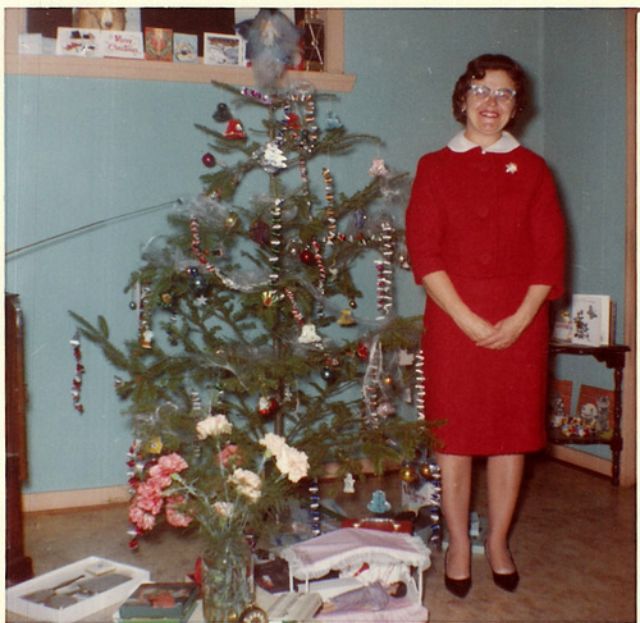 50 Vintage Snaps Captured Mid-Century Ladies Dressed in Red Posing for Christmas Holidays _CN