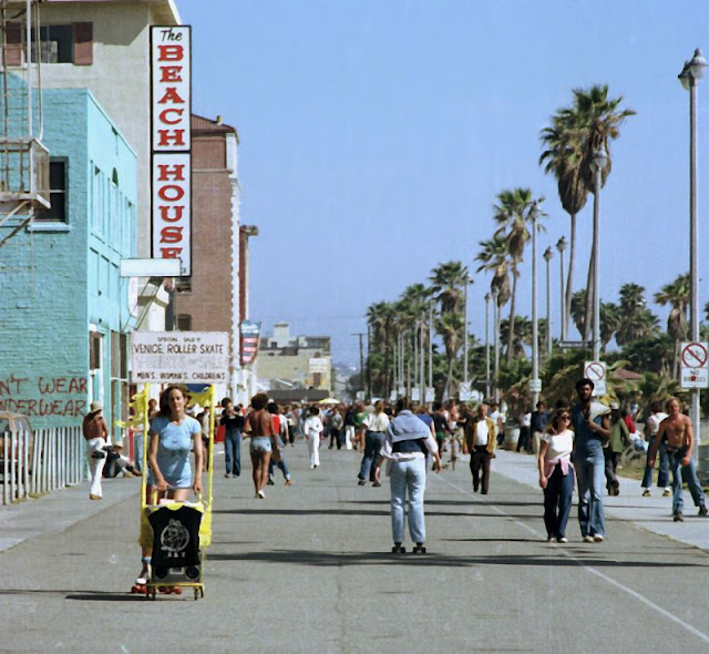 Amazing Photos That Capture Rollerskates at Venice Beach, Los Angeles in 1979 _CN