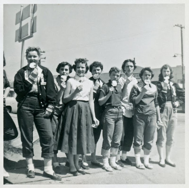 35 Cool Snaps Capture Teenagers Wearing Cuffed Jeans in the 1950s _CN