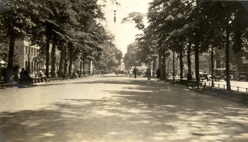 40 Amazing Photos Capture Street Scenes of Germany in the Early 1930s