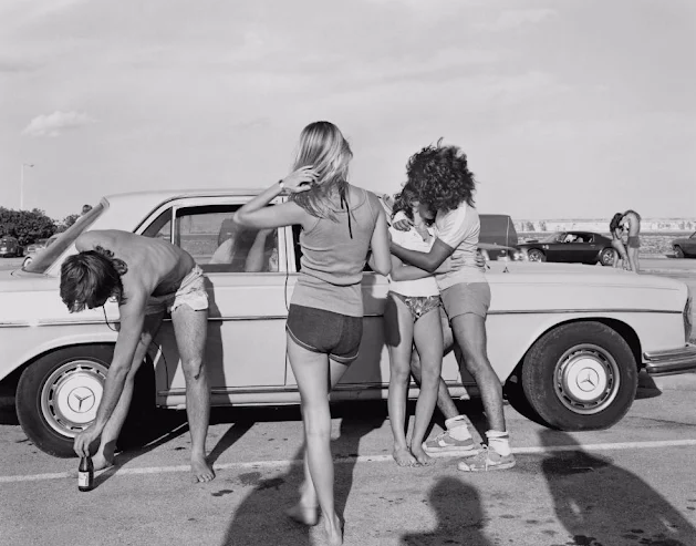 20 Black and White Photos Capture Summer Scenes of American Youth in the 1970s