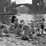 20 Fascinating Vintage Photos of Londoners Sunbathing_Lap