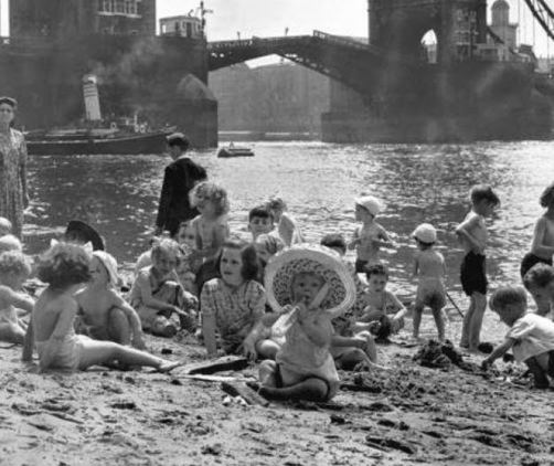 20 Fascinating Vintage Photos of Londoners Sunbathing_Lap