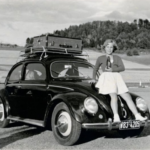 35 faszinierende Fotos von Menschen, die in den 1950er und 1960er Jahren mit ihren Volkswagen posieren_Lap