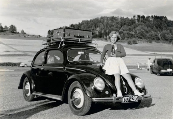 35 faszinierende Fotos von Menschen, die in den 1950er und 1960er Jahren mit ihren Volkswagen posieren_Lap