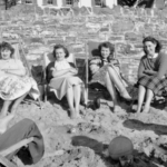 Fascinating Photos Show British Beach Life in the ’50s_Lap