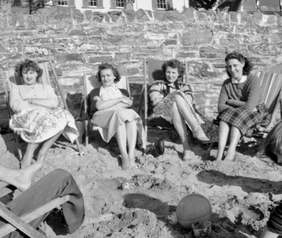 Fascinating Photos Show British Beach Life in the ’50s_Lap