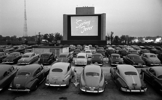 22 Vintage Photos Reveal Daily Life at Drive-In Theaters – A Fading American Tradition_Lap