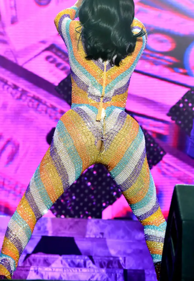 Cardi B’s Catsuit Rips At The Seams During Twerk performance and her funny way of handling it😁😁😁 – S – News