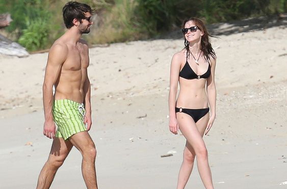 Emma Watson glows when wearing a black bikini on the beach