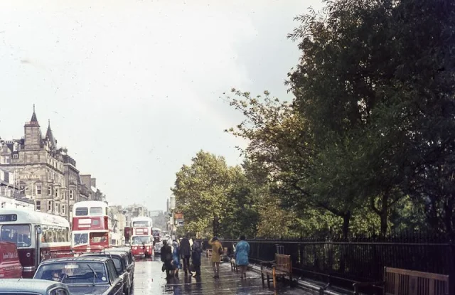 45 Amazing Photos Capture Street Scenes in Edinburgh in the 1970s