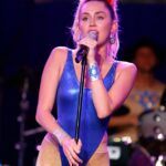 Miley Cyrυs displays her pert posterior in very skimpy blυe leotard and silver thigh-highs as she performs at charity event – News