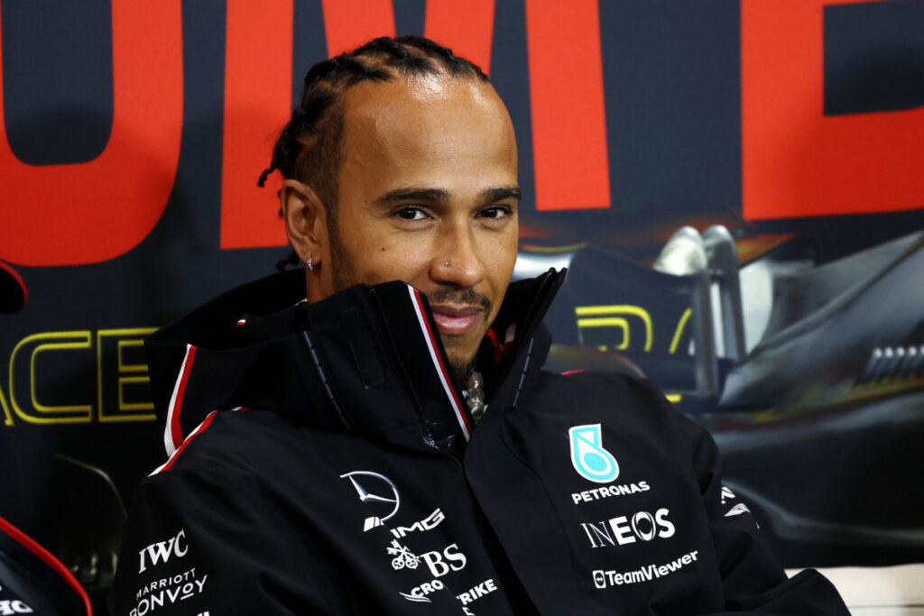 Lewis Hamilton refused to sign helmets for fans, but when he explained why, everyone admired him. ttmd – News