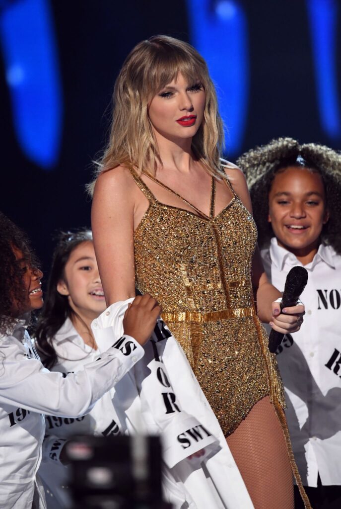 Taylor Swift is making dreams come true. Watch as She Treats These Foster Kids to Private Concert & Pizza Party ‘They’ll Never Forget’… – News