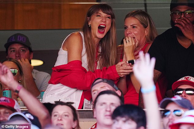 Footage shows Taylor Swift in a disguise as she arrives at her first NFL game to watch Travis Kelce.. – News