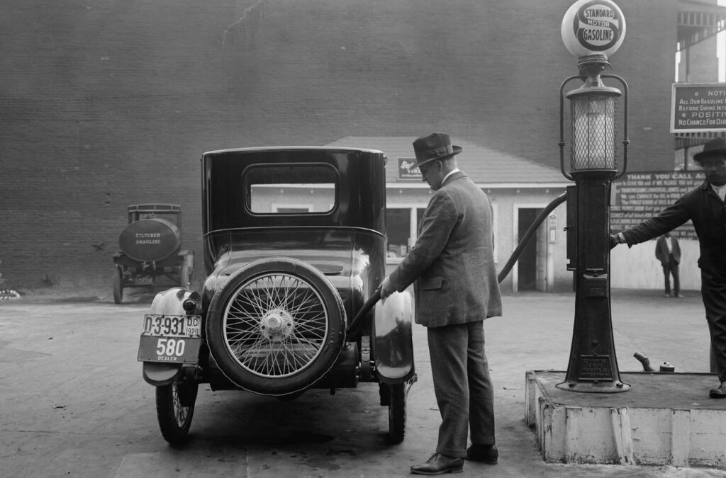 These Old Photos Show What Gas Stations Looked Like in the US From the 1920s and 1940s – Rare Historical Photos