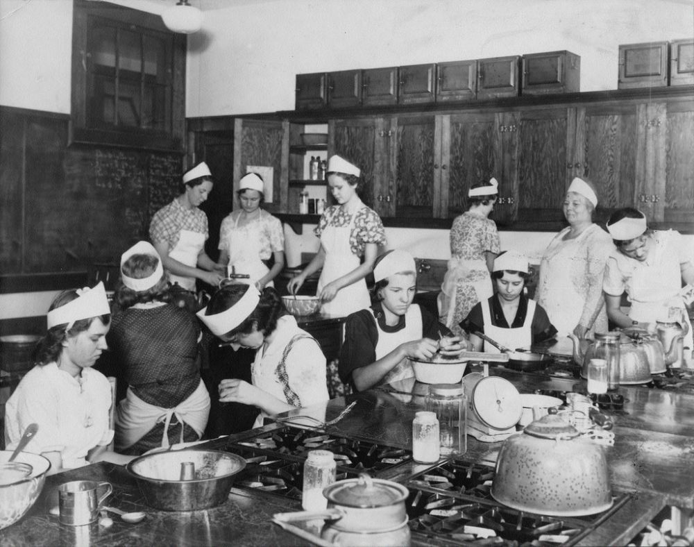 Fascinating Vintage Photos of Girls Attending Home Economics Classes, 1920s-1930s – Rare Historical Photos