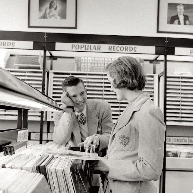 A Series of Cool Pics That Shows How to Court a ’50s Girl