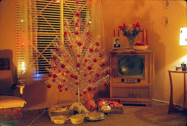 45 Cool Snaps That Show Christmas House Interior in the 1950s and 1960s _ us