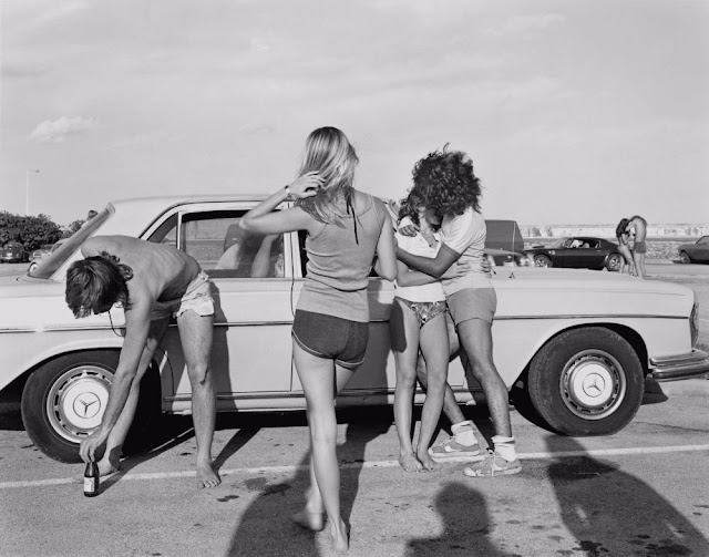 22 Black and White Photographs Capture American Youth Scenes During the Summer Months of the 1970s _ US