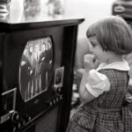 Before the No smartphones and Internet – 35 Vintage Photos Show Children Watching TV in the old _ US