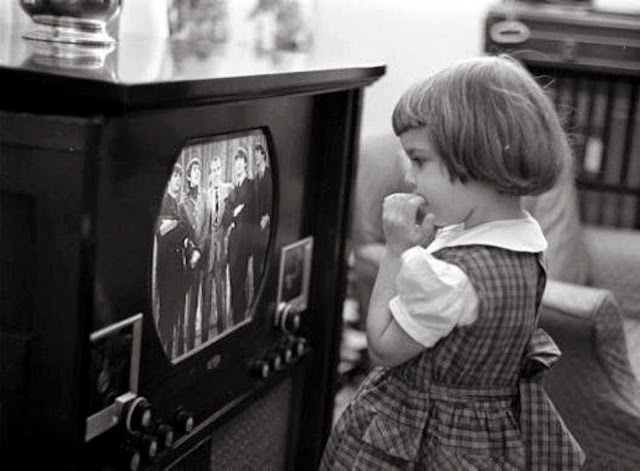 Before the No smartphones and Internet – 35 Vintage Photos Show Children Watching TV in the old _ US