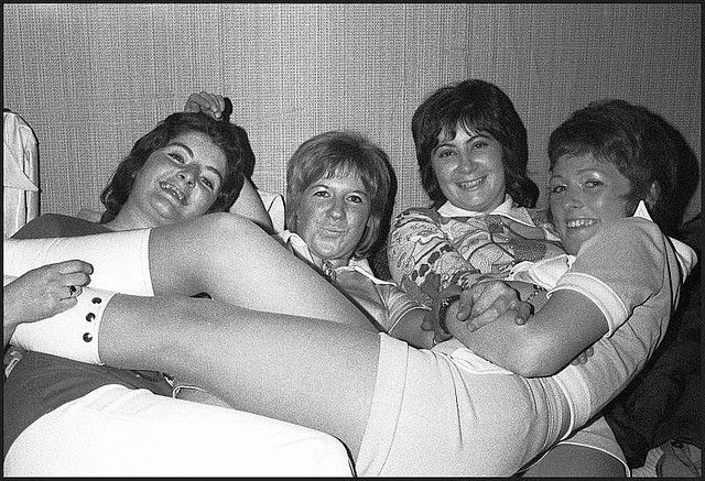 Exciting Black and White Snapshots That Show What Student Parties Looked Like in 1970