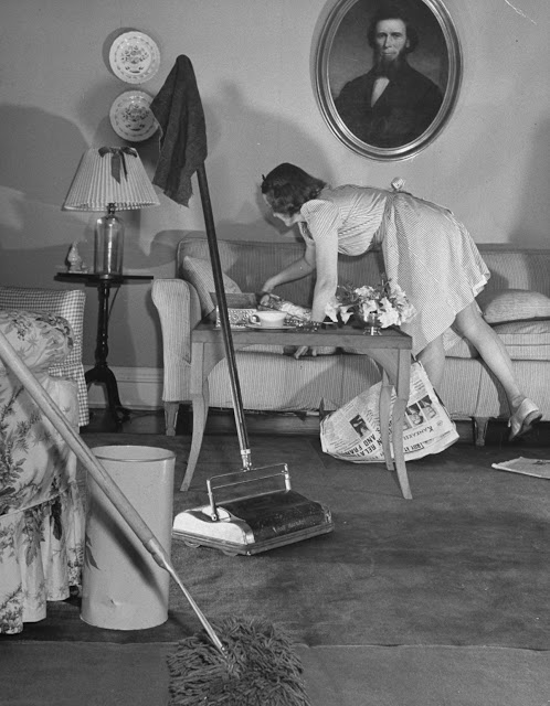 A Series of Vintage Photos Documented a Day in the Life of a 1940s Housewife