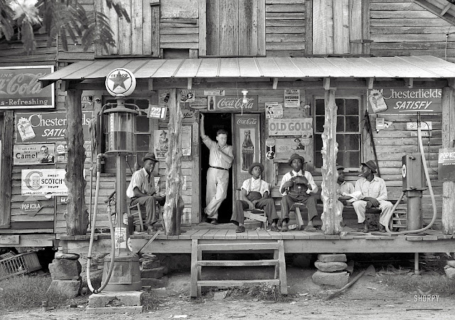 Interesting Pictures of a Country Store on Dirt Road in North Carolina, 1939; And Surprise That It Is Still Standing More Than 70 Years Later!