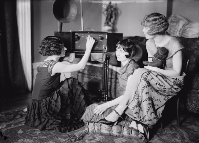 Before Television: Interesting Photos of People With Their Radios During the Radio Golden Age