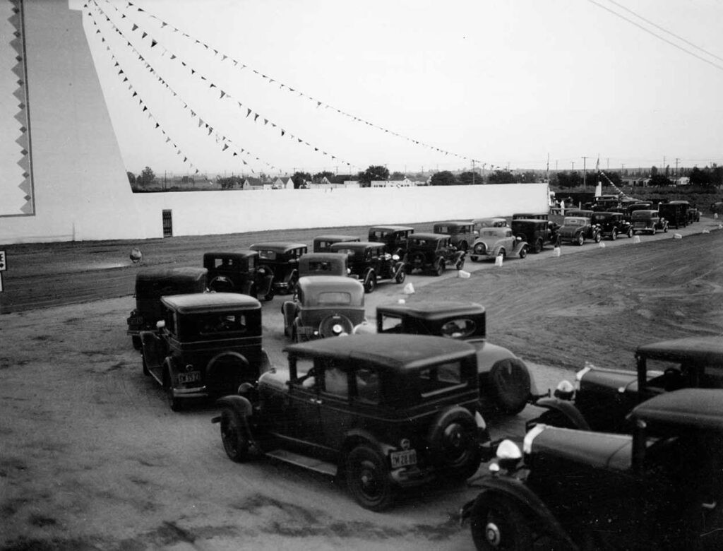 The days of the drive-in movie theaters through rare photographs, 1930-1950