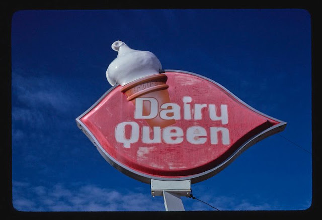 Vintage Roadside America: 30 Cool Photos Show Signs Along the U.S. Streets in the Late 1970s