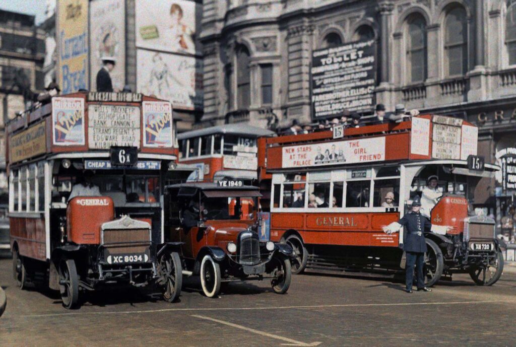 Rare color photos capture England at work and play, 1928 – Rare Historical Photos