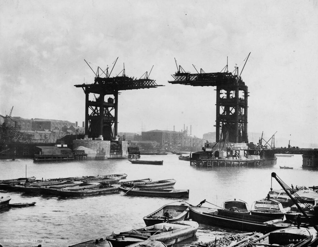 The innovative construction of London’s Tower Bridge seen through old photographs, 1886-1895 – Rare Historical Photos