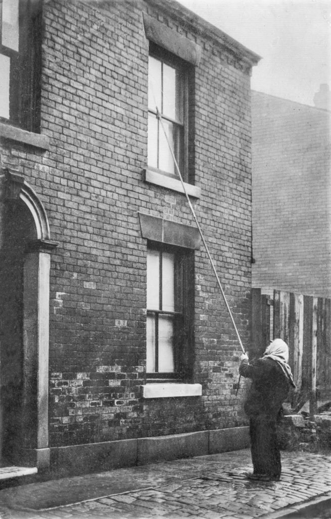 Knockers-up: Waking up the workers in industrial Britain, 1900-1941 – Rare Historical Photos