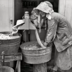 Vintage Photos Show the Early Days of Washing Machines, 1880s-1950s – Rare Historical Photos