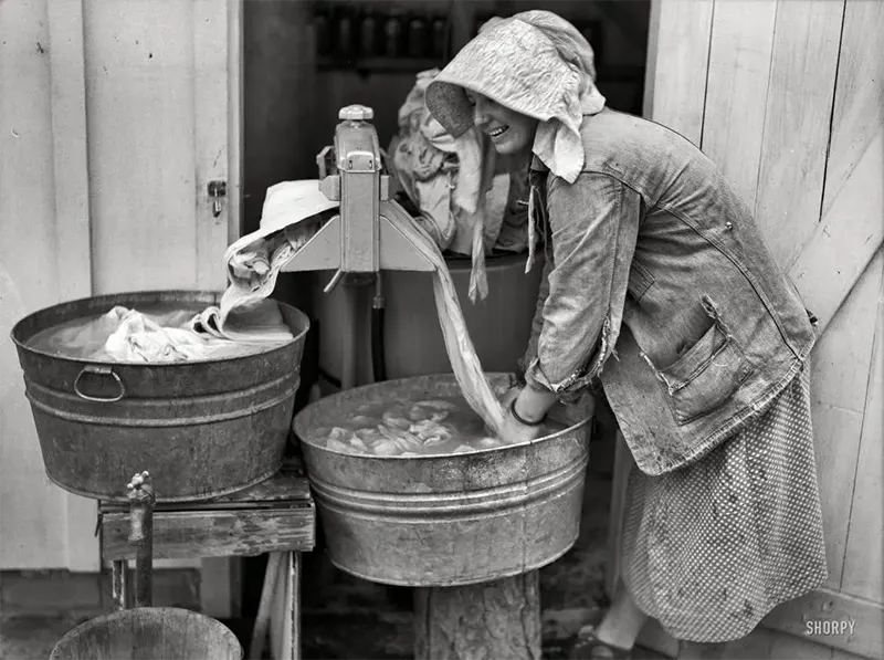 Vintage Photos Show the Early Days of Washing Machines, 1880s-1950s – Rare Historical Photos