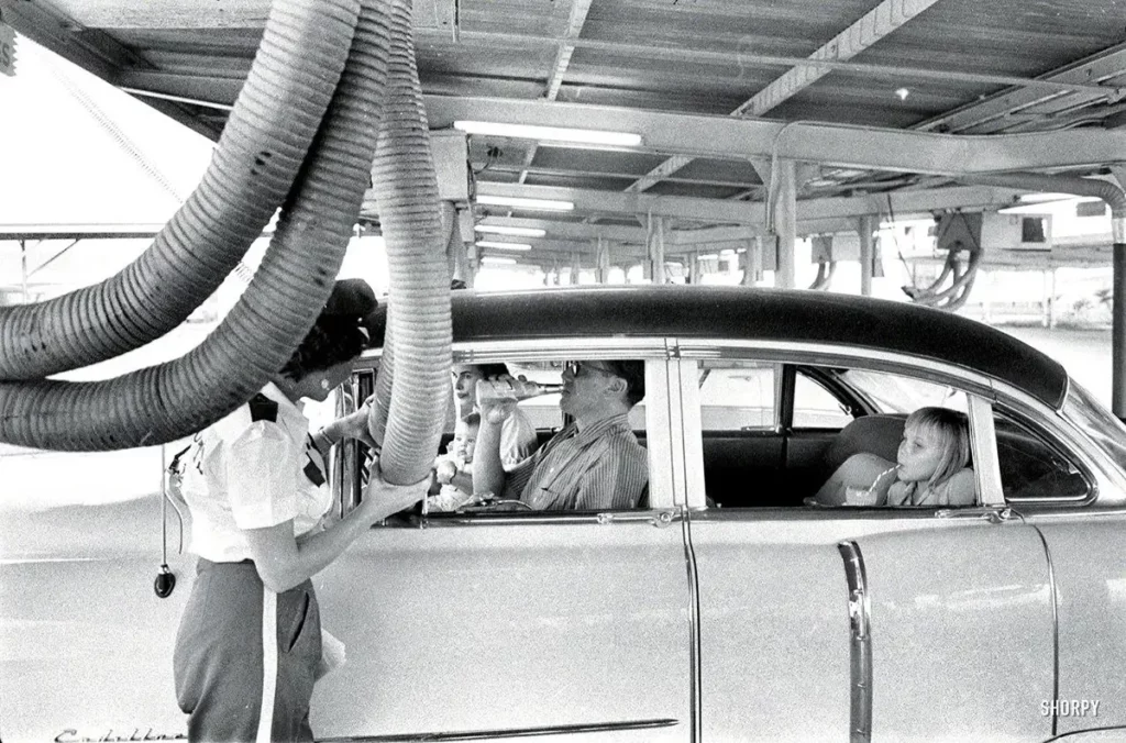 Vintage photos offer a glimpse into the bygone era of drive-in restaurants, 1920s-1950s – Rare Historical Photos