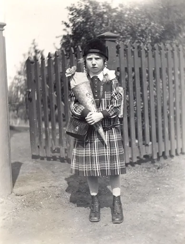 These Old Photos Show What the First Day of School Looked Like in the Past Century – Rare Historical Photos