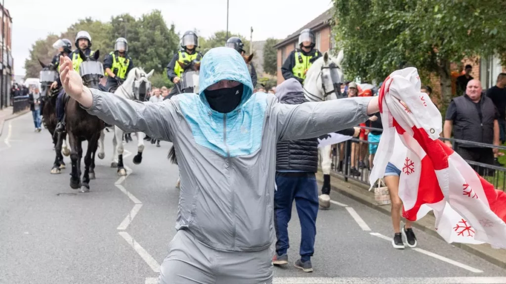 Furious Keir Starmer’s vow to ‘far right thugs’ – ‘you will regret’ riots _ Hieuuk