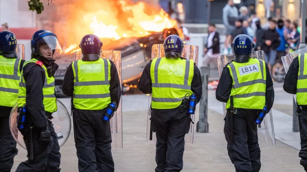 Why are people rioting in the UK – who is behind the violence and are more protests planned?_ Hieuuk