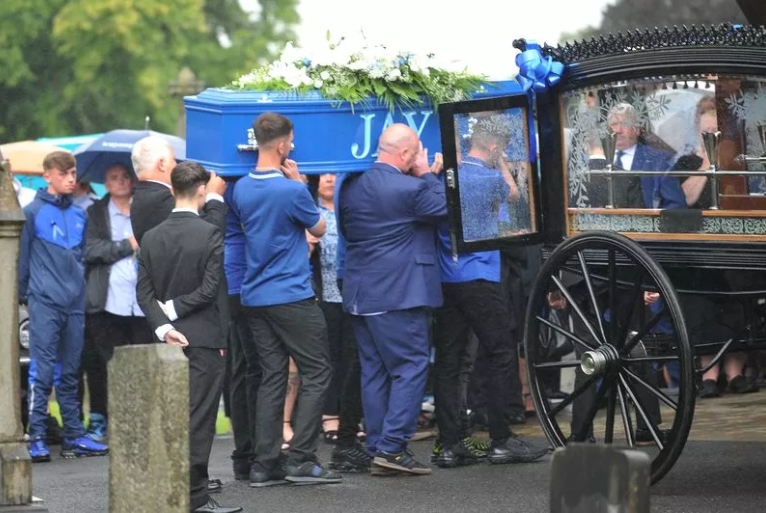 “Jay Slater’s Final Goodbye: Mourners in Blue Gather to Bid Farewell and Celebrate His Rest”_T