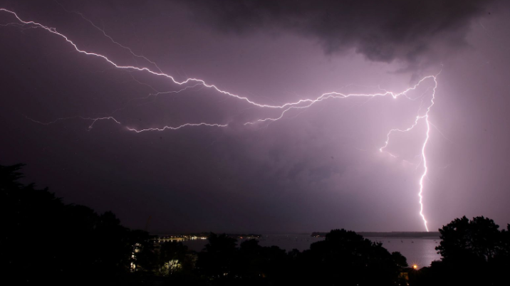 “Yellow Weather Warning Issued for Widespread Areas in the UK Following Rising Temperatures”_T