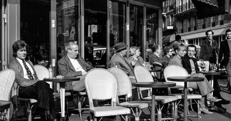 45 Fascinating Black and White Photos Capture Street Scenes of Paris in the Early 1970s