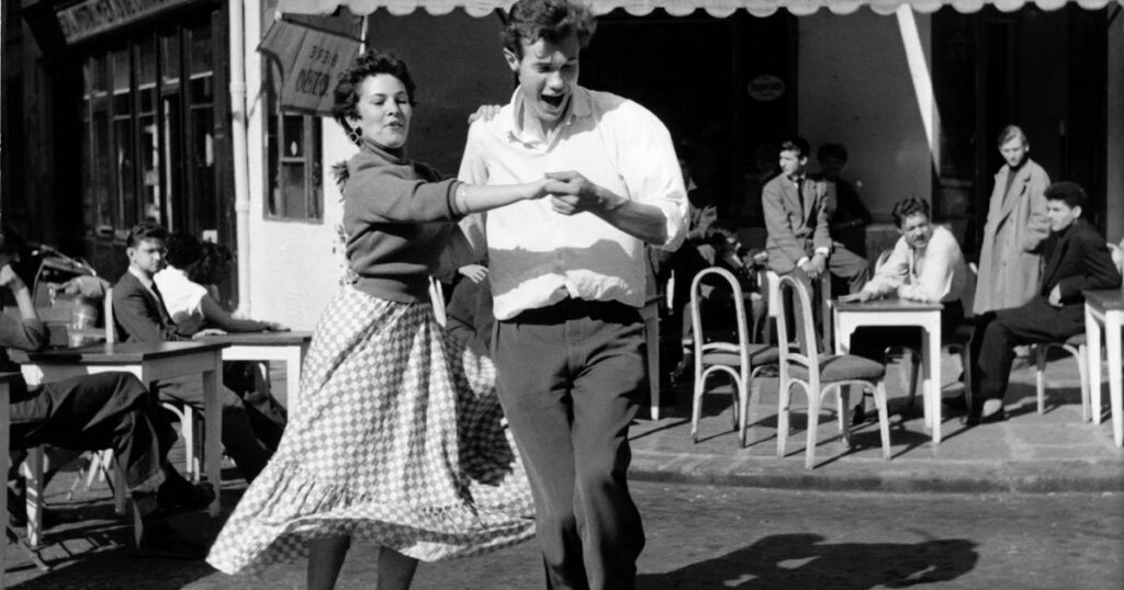 50 Fascinating Black and White Photographs Capture Street Scenes of Paris in the 1950s