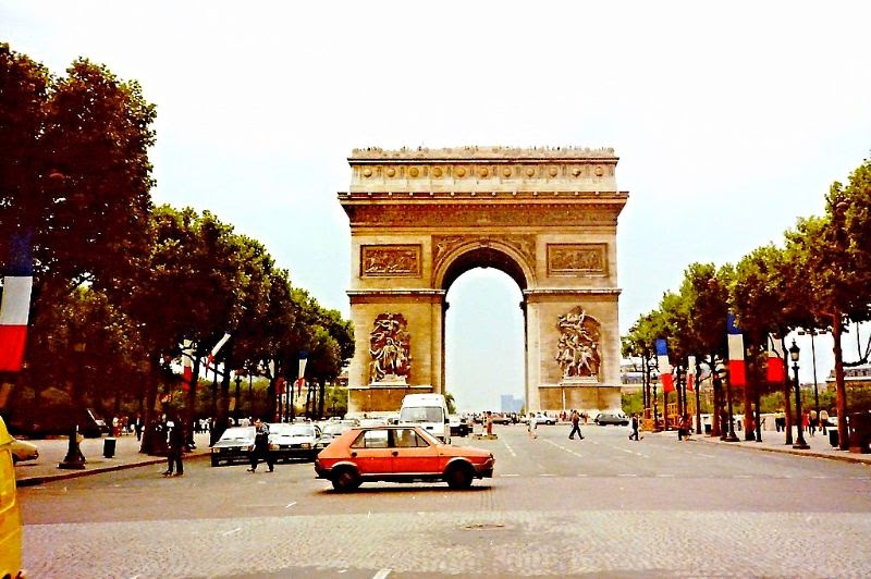 30 Photos Capture Street Scenes of Paris in the Mid-1980s