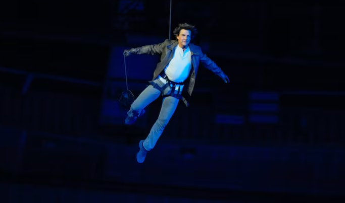 “Tom Cruise Parachutes Into Paris Olympics Closing Ceremony: A Daring Spectacle”_L